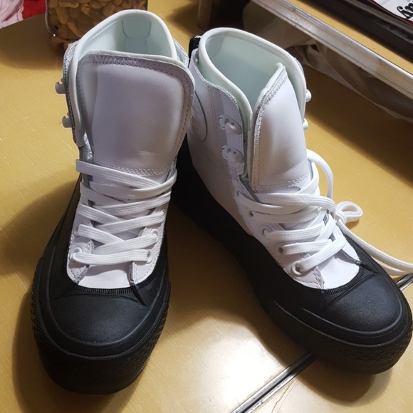 Converse NWT  (ea)  flash $79 - Picture 2 of 3